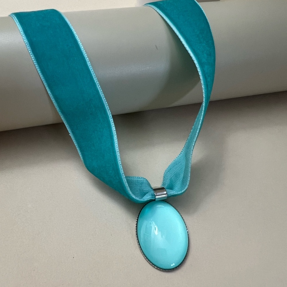 Handmade Po-Of-Color Statement Velvet Choker: Retro Choker Resin Pendant - Picture 4 of 16